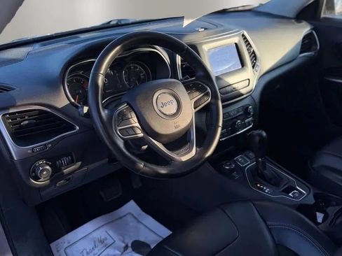 Used 2019 Jeep Cherokee Latitude Plus w/ Cold Weather Group AWD/4WD image 9