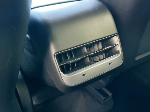 Used 2022 Tesla Model Y Long Range AWD/4WD image 24