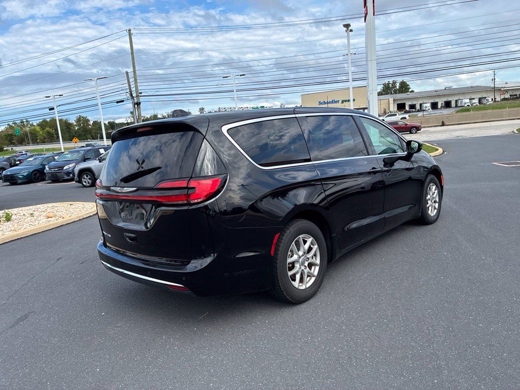 Used 2024 Chrysler Pacifica Touring-L FWD image 9
