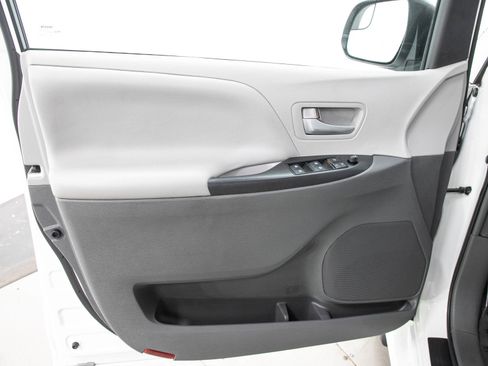 Used 2018 Toyota Sienna LE AWD/4WD image 20
