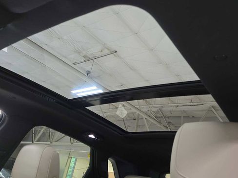 Used 2018 Cadillac XT5 Luxury w/ Driver Awareness Package image 23