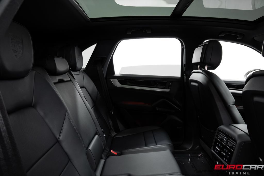 Used 2025 Porsche Cayenne AWD/4WD image 36
