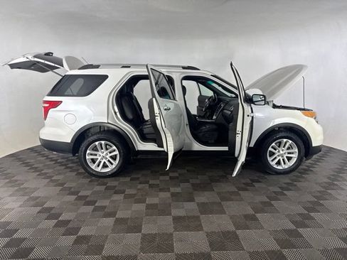 Used 2014 Ford Explorer XLT w/ Equipment Group 202A AWD/4WD image 17