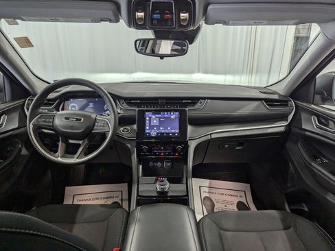 Used 2023 Jeep Grand Cherokee Laredo image 14