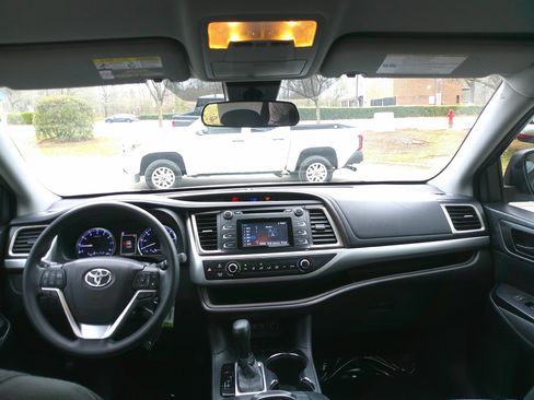 Used 2017 Toyota Highlander LE image 32