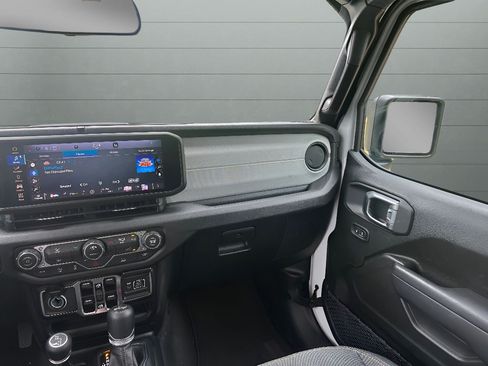 Used 2025 Jeep Wrangler Unlimited Sport AWD/4WD image 17