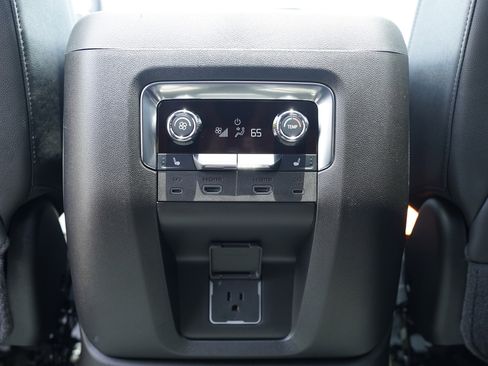 Used 2025 Chevrolet Tahoe High Country AWD/4WD image 12