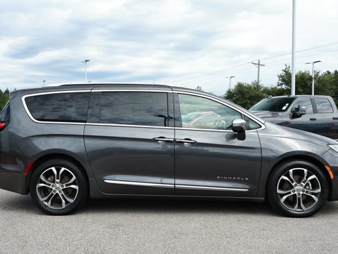 Used 2022 Chrysler Pacifica Pinnacle FWD image 4