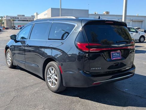 Used 2022 Chrysler Pacifica Touring-L image 8