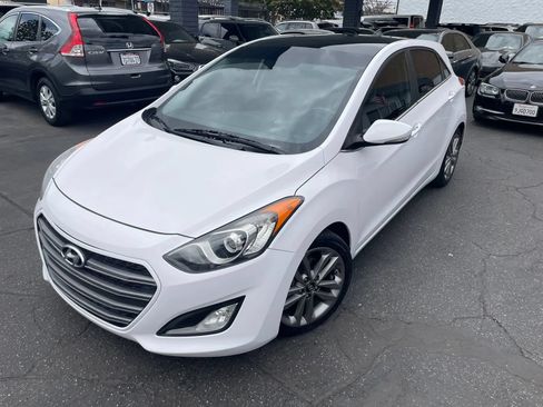 Used 2016 Hyundai Elantra GT w/ Option Group 03 FWD image 2