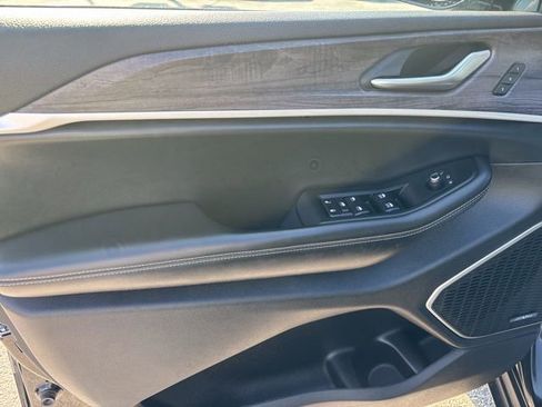 Used 2022 Jeep Grand Cherokee L Limited w/ Luxury Tech Group II image 17