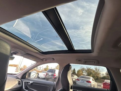 Used 2016 Volvo XC60 T6 Platinum image 32