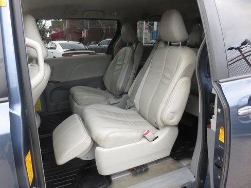 Used 2014 Toyota Sienna XLE image 22