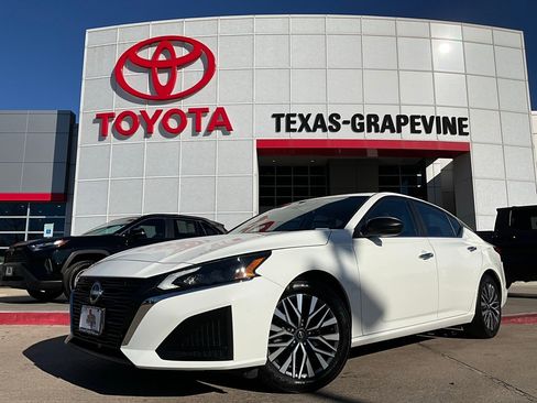 Used 2025 Nissan Altima 2.5 SV image 2