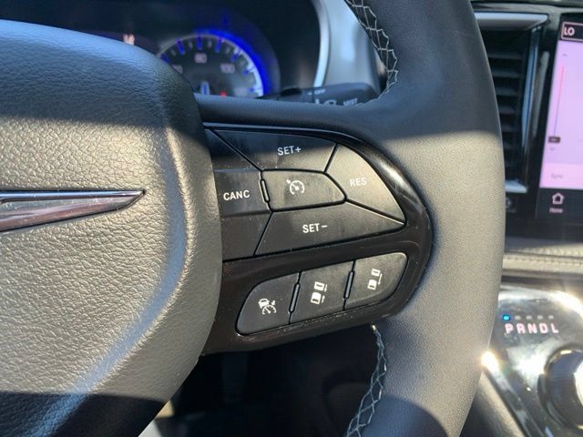 Used 2025 Chrysler Pacifica Limited FWD image 27