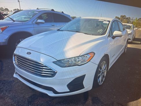 Used 2019 Ford Fusion SE image 1