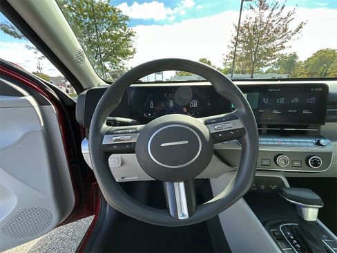 Used 2024 Hyundai Kona SE image 18