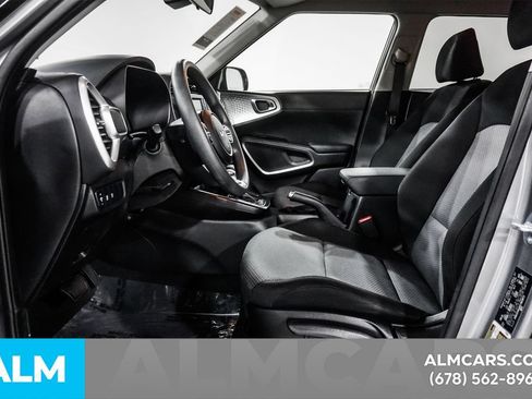 Used 2025 Kia Soul LX w/ LX Technology Package FWD image 11