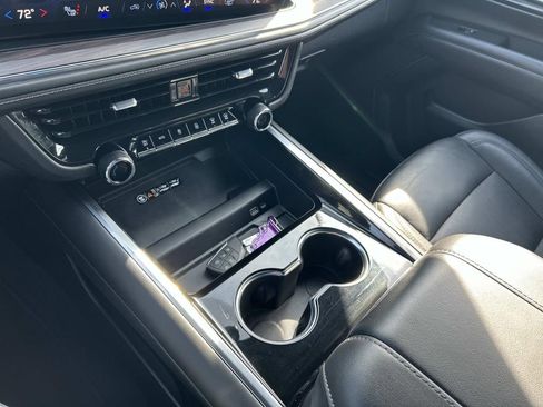 Used 2025 Chevrolet Suburban Z71 image 31