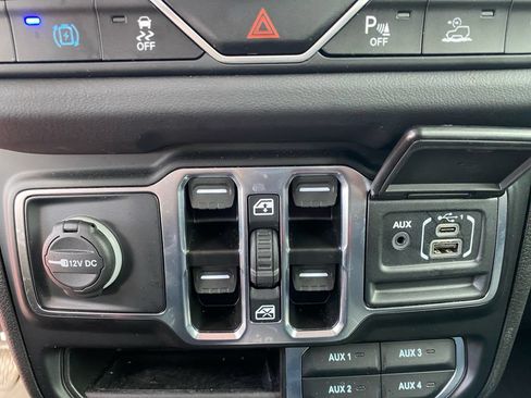 Used 2025 Jeep Wrangler Unlimited Sahara w/ Safety Group AWD/4WD image 20