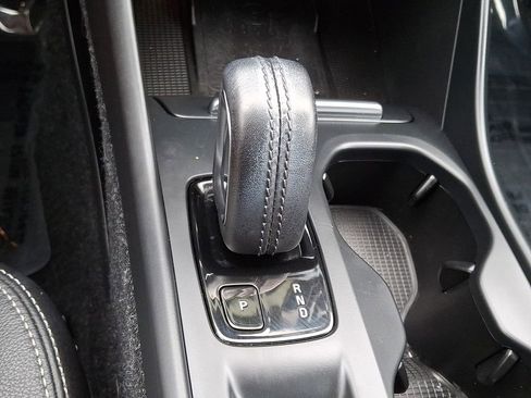 Used 2019 Volvo XC40 T5 Momentum AWD/4WD image 15