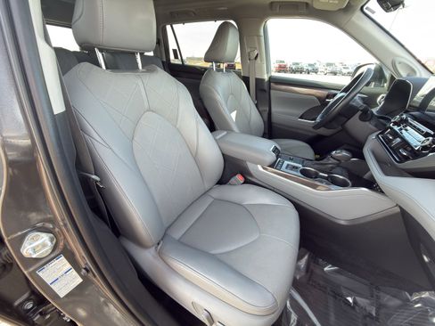 Used 2022 Toyota Highlander Platinum image 14
