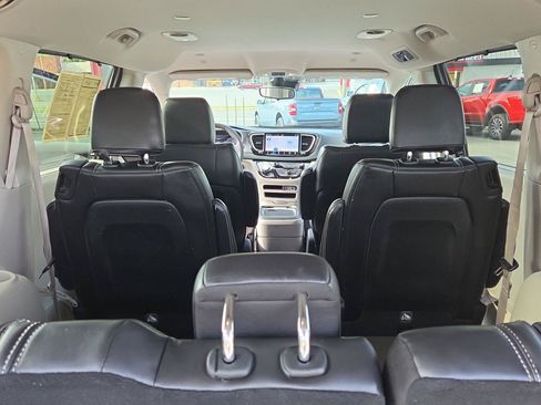 Used 2024 Chrysler Pacifica Touring-L FWD image 16