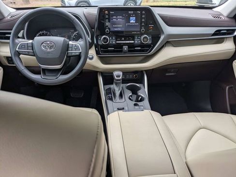 Used 2022 Toyota Highlander XLE image 17