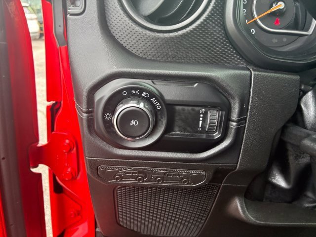 Used 2025 Jeep Wrangler Unlimited Rubicon w/ Convenience Group AWD/4WD image 21