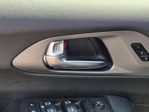 Used 2025 Chrysler Pacifica Select FWD image 12