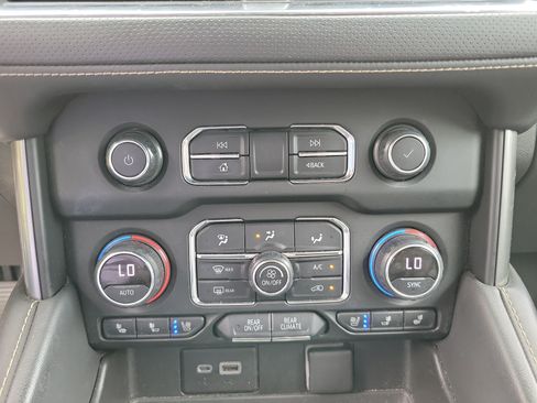 Used 2021 Chevrolet Suburban Premier w/ Premium Package RWD image 14