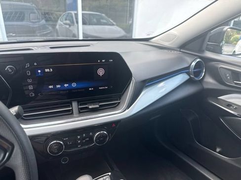 Used 2025 Chevrolet Trax LT FWD image 17