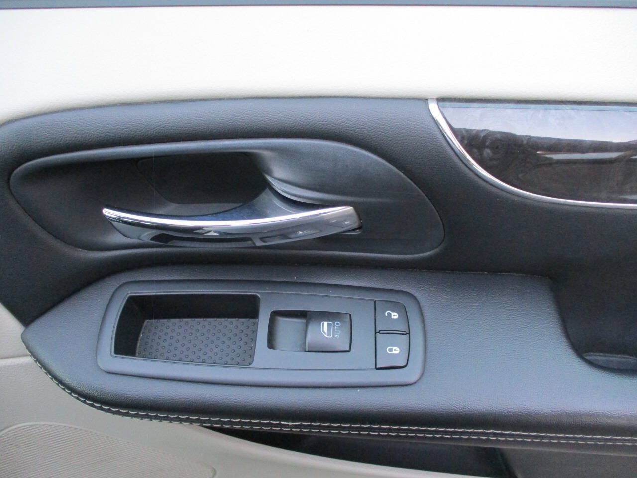 Used 2012 Chrysler Town & Country Touring FWD image 31