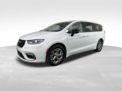 Used 2024 Chrysler Pacifica Limited image 2