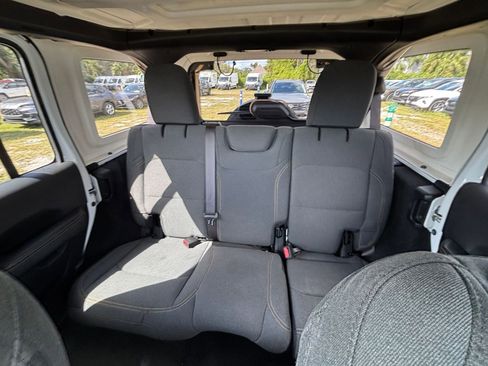 Used 2025 Jeep Wrangler Sahara image 38