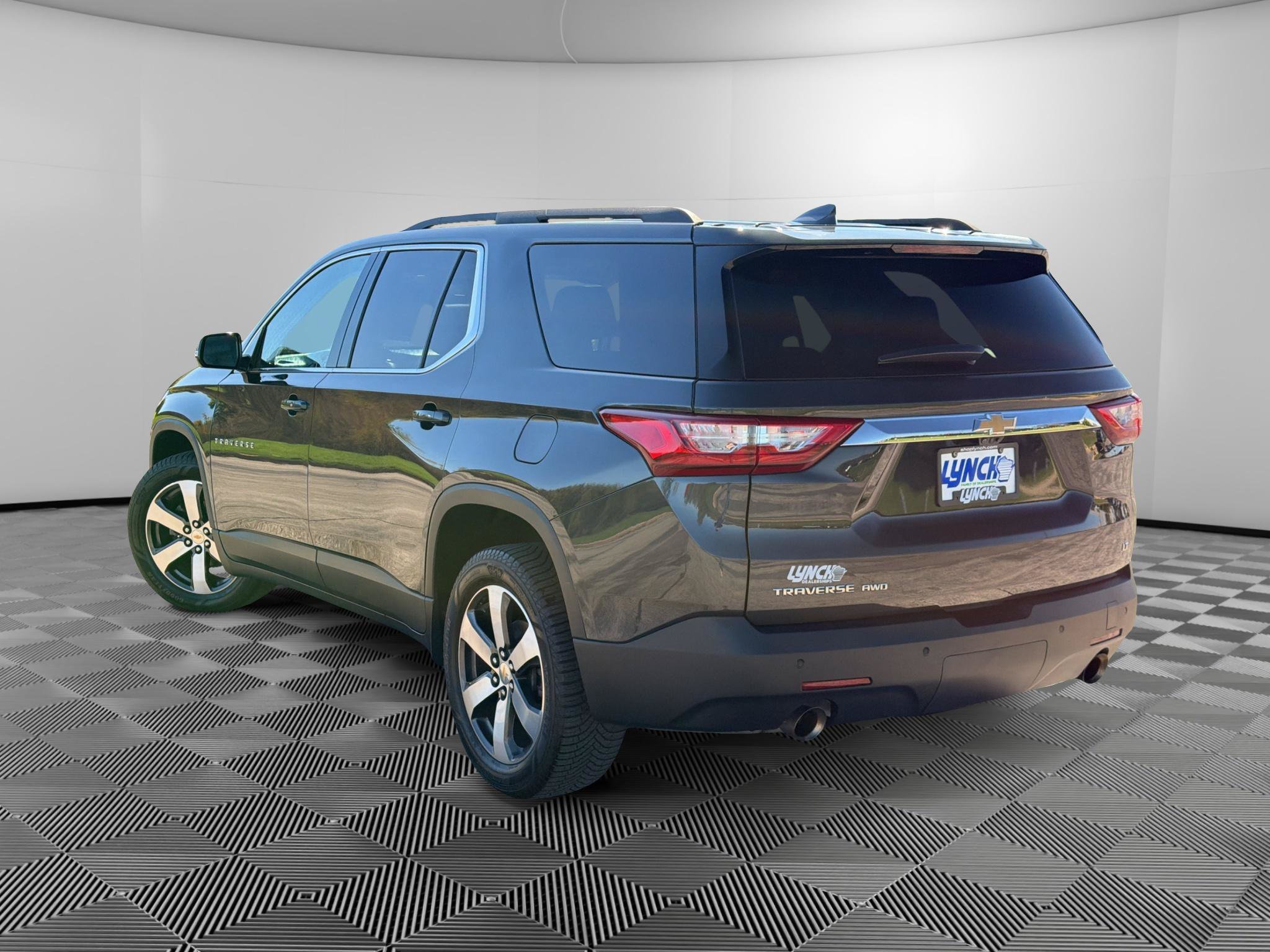 Used 2020 Chevrolet Traverse LT w/ LT Premium Package AWD/4WD image 2