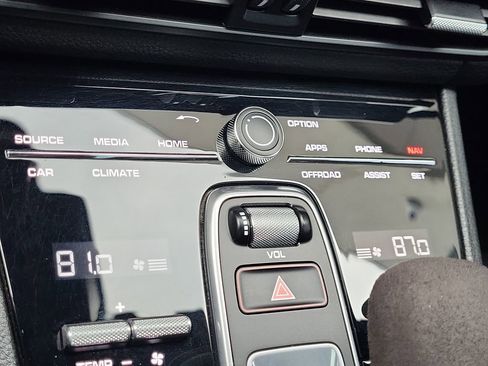 Used 2020 Porsche Cayenne image 27