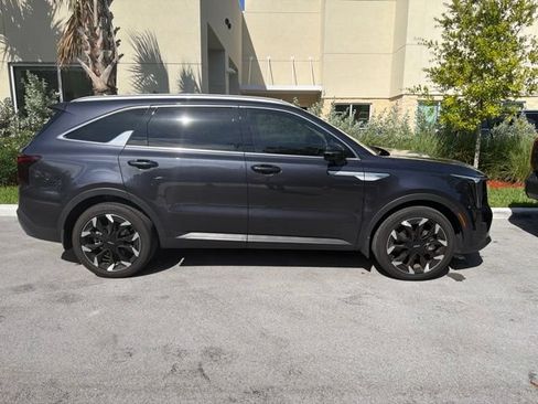 Used 2025 Kia Sorento EX w/ Panoramic Sunroof Package FWD image 4