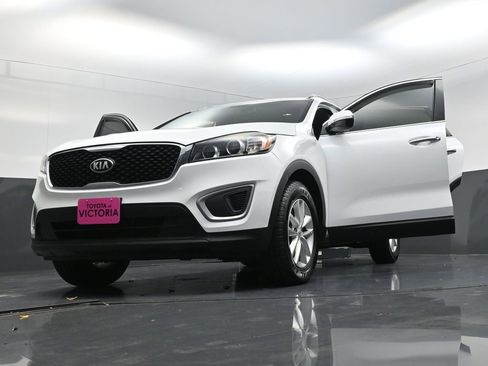 Used 2017 Kia Sorento LX w/ LX Convenience Package image 27
