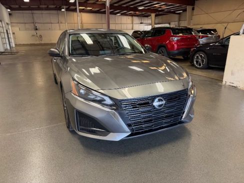 Used 2025 Nissan Altima 2.5 SV FWD image 7