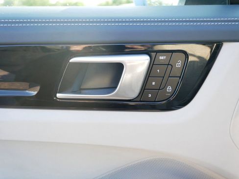 Used 2022 Porsche Cayenne AWD/4WD image 16