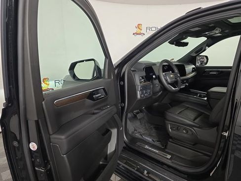 Used 2025 Chevrolet Suburban High Country AWD/4WD image 19