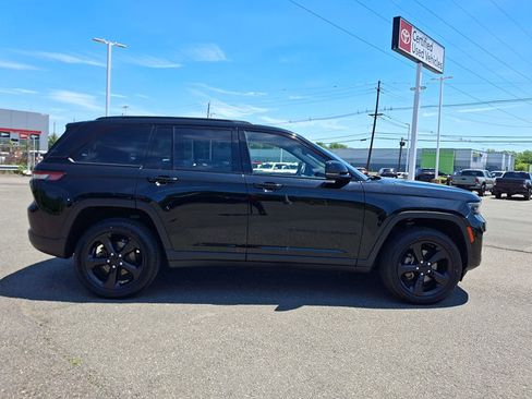 Used 2022 Jeep Grand Cherokee Altitude AWD/4WD image 27