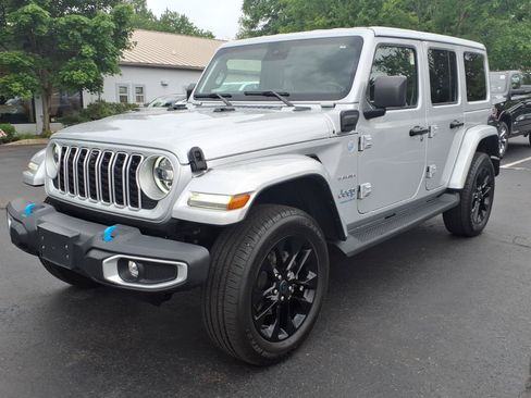 Used 2024 Jeep Wrangler Unlimited Sahara w/ Technology Group AWD/4WD image 3
