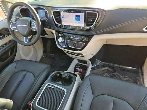 Used 2022 Chrysler Pacifica Touring-L FWD image 23
