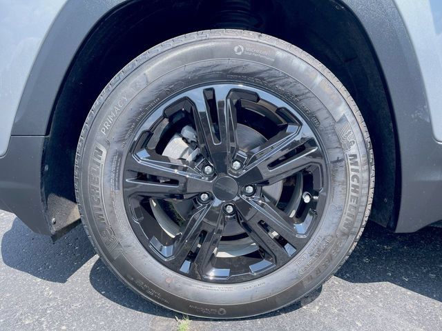 Used 2024 GMC Terrain SLE w/ Driver Convenience Package FWD image 32