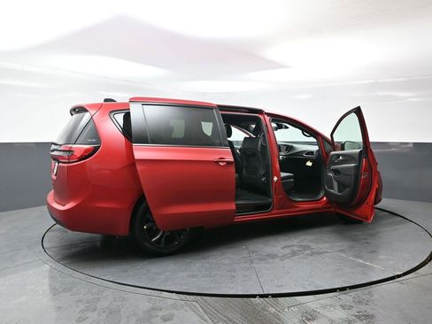New 2026 Chrysler Pacifica Select image 44