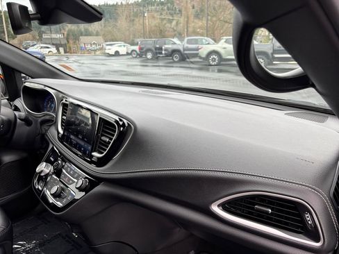 Used 2025 Chrysler Pacifica Select image 27