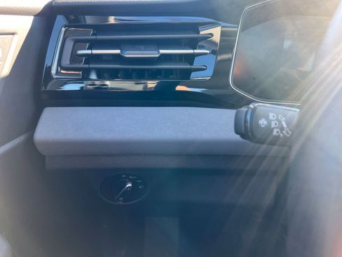 Used 2025 Volkswagen Jetta SE image 33