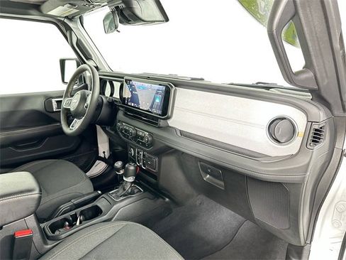 Used 2024 Jeep Wrangler Unlimited Sahara image 29